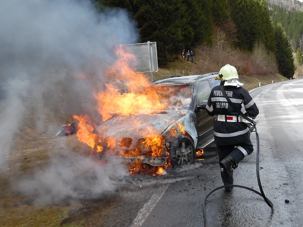 Fahrzeug in Brand