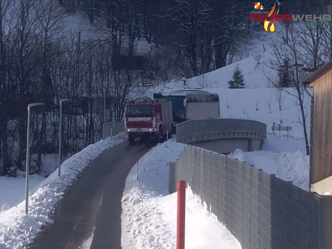 Mit einer Schleppstange wird der Bus über die Sigmundsbergbrücke gezogen