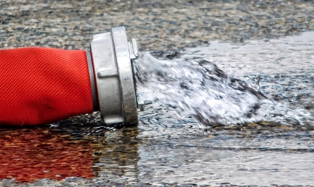 Symbolbild: Pumparbeiten, Feuerwehrschlauch Symbolbild: Pumparbeiten, Feuerwehrschlauch
