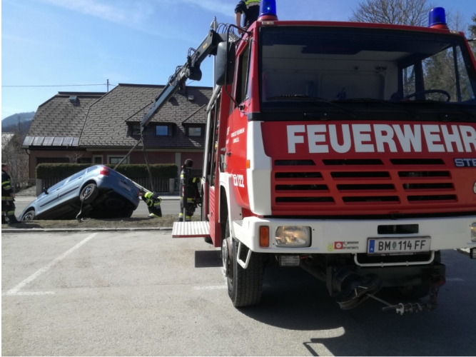 Einsatzfahrzeug SRF mit ausgefahrenem Ladekran