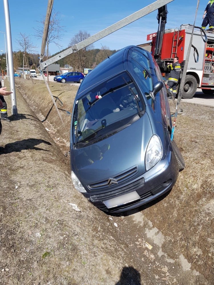 Fahrzeug hängt frontal in einem Wasserdurchlass