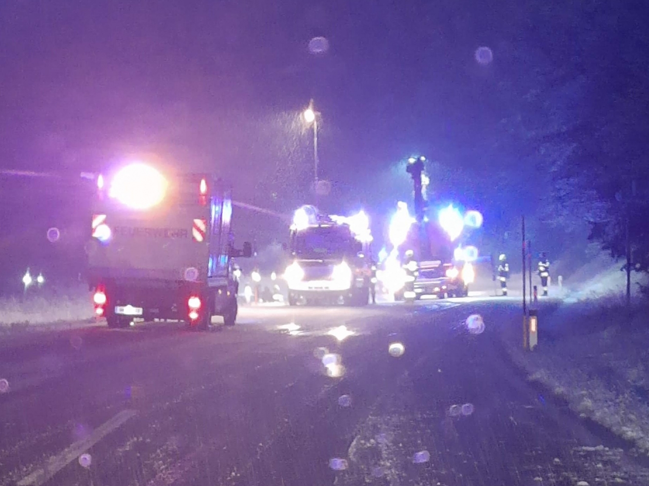 Viele Einsatzfahrzeuge mit Blaulicht