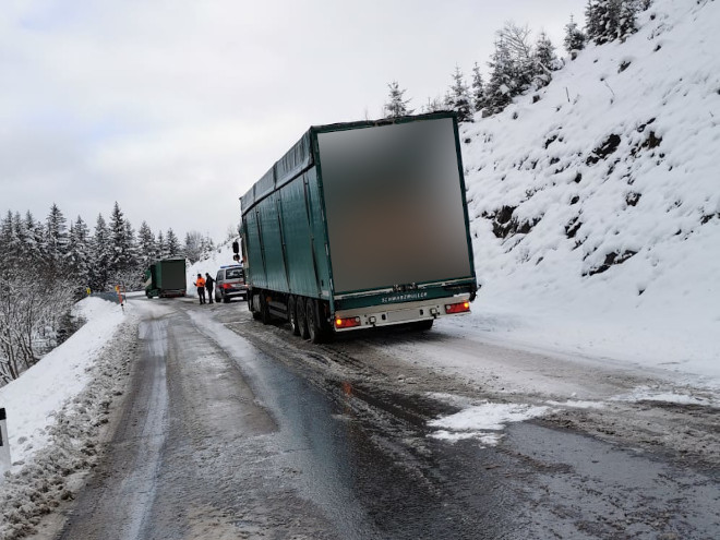 Zwei Sattelschlepper hintereinander blockieren die Straße