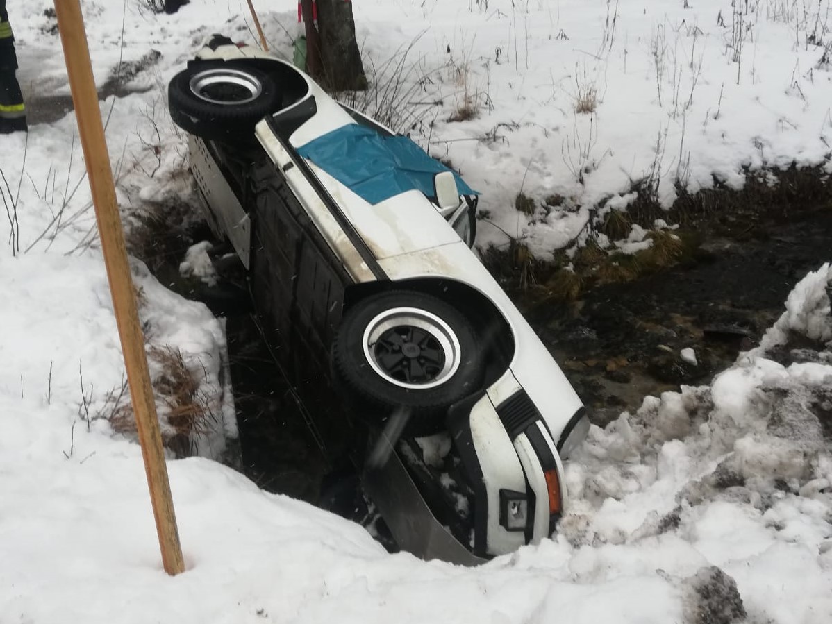 Porsche im Bach seitlich liegend