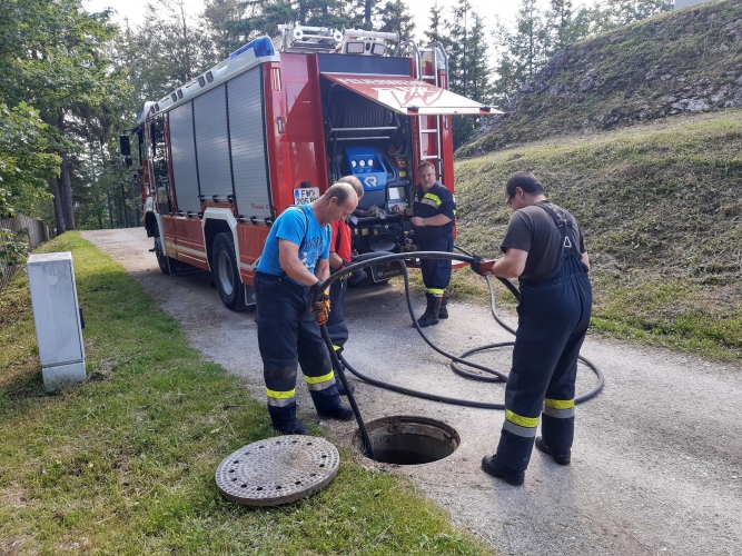 Einsatzkräfte bei Kanalräumungsarbeiten