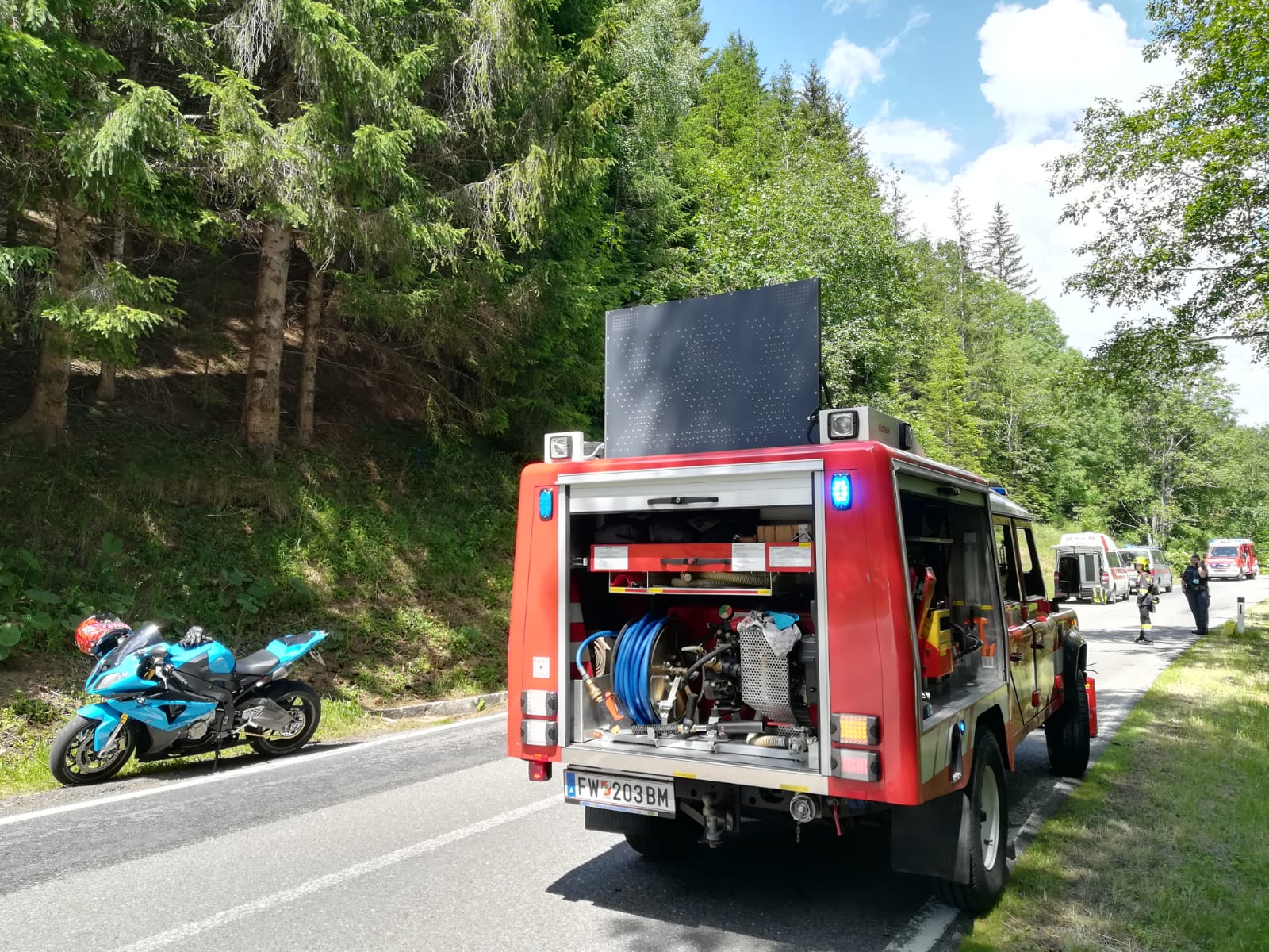 Einsatzfahrzeug KLFS neben der Straße