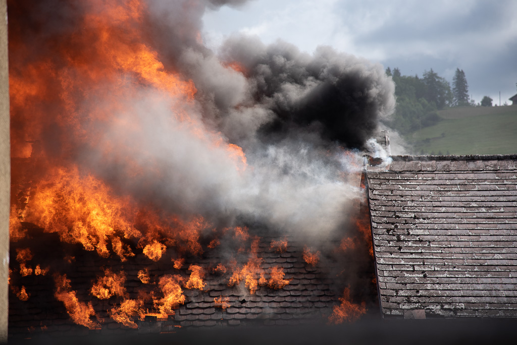 Gebäude aus dem große Flammen ragen