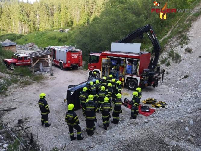 Einsatzkräfte am Übungsplatz