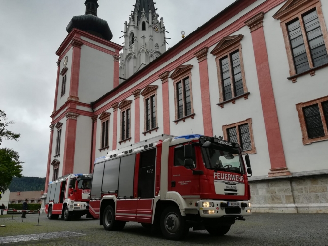 Einsatzfahrzeuge vor dem Pfarrsaal