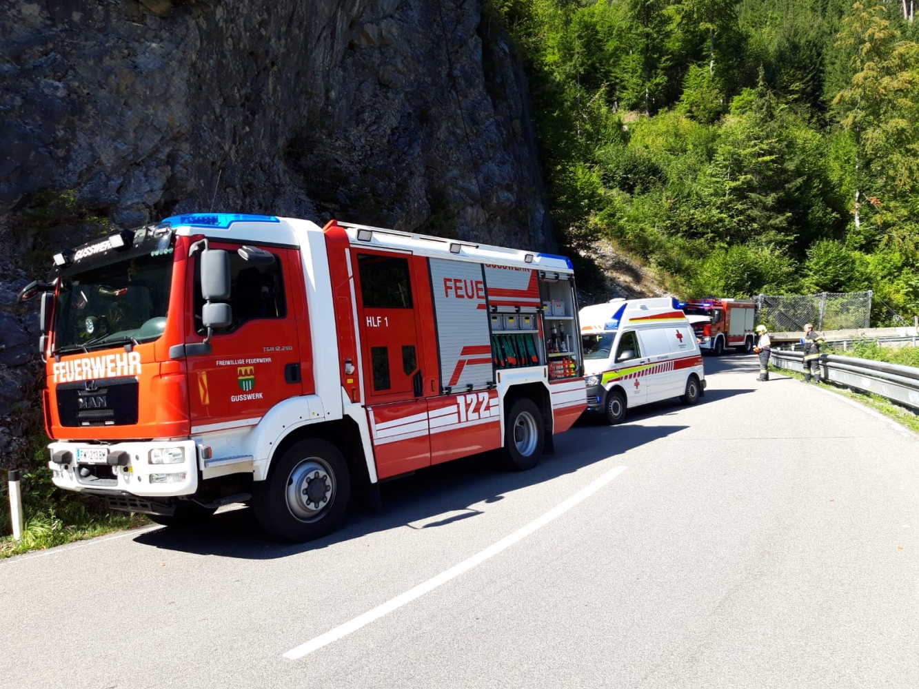 Einsatzfahrzeuge auf der Hoschwabstraße