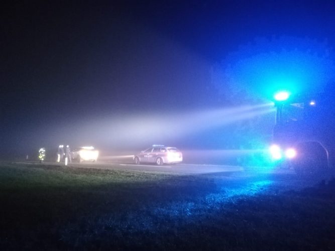 Finstere Nacht, ein Feuerwehrauto, ein beschädigter Pkw und die Polizei