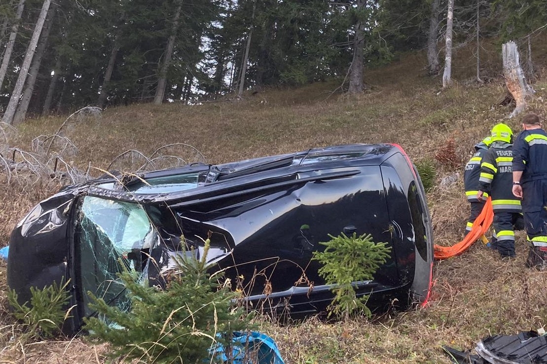 Fahrzeug liegt in der Wiese am Zellerrain Totalschaden