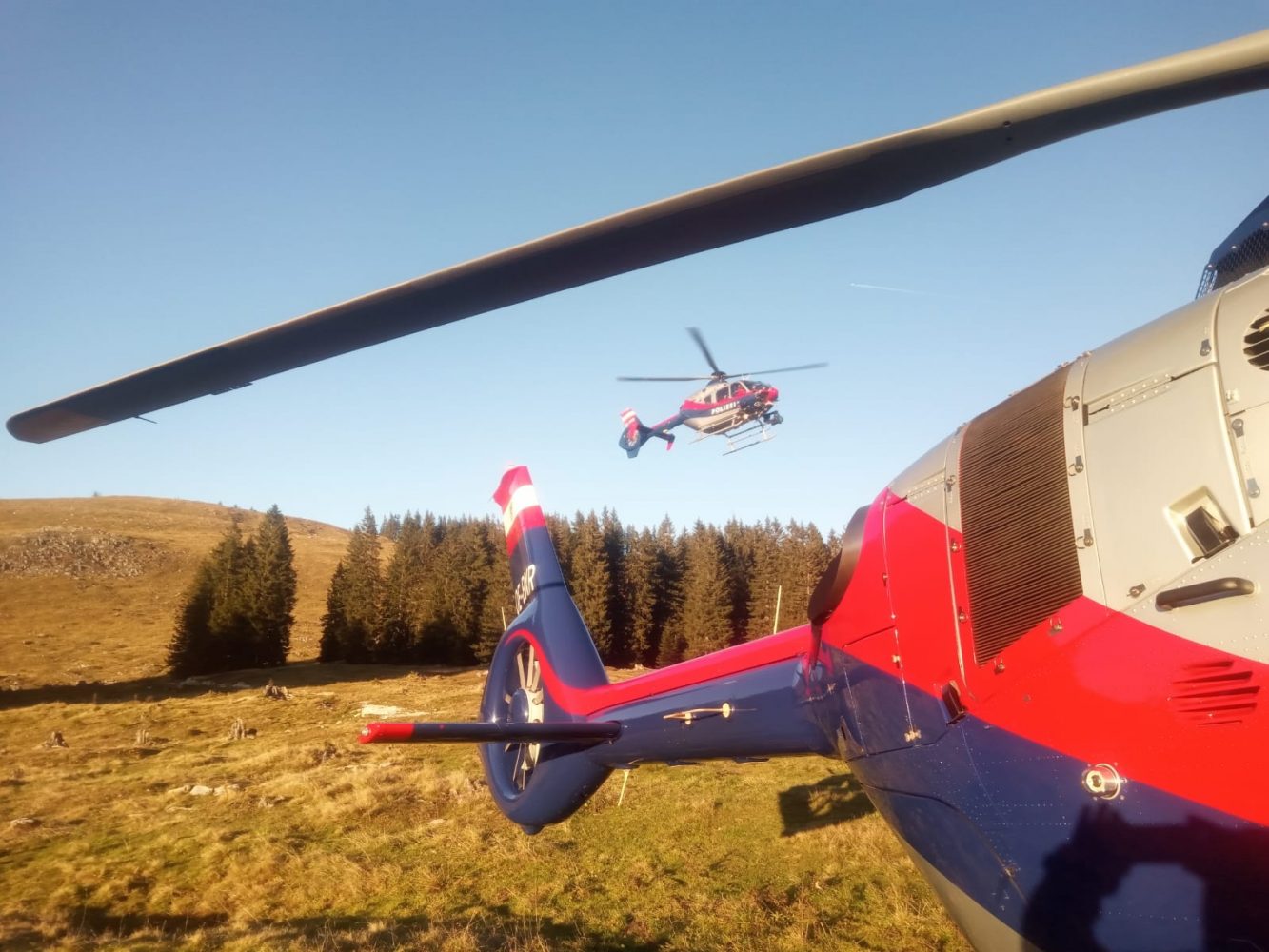 Zwei Polizeihubschrauber auf der Feldwiesalm