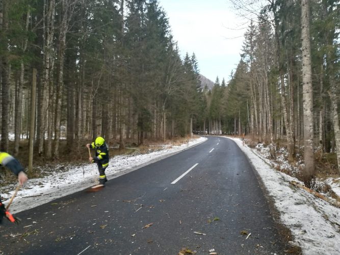 Feuerwehrmann reinigt die B71 Zellerrain Straße