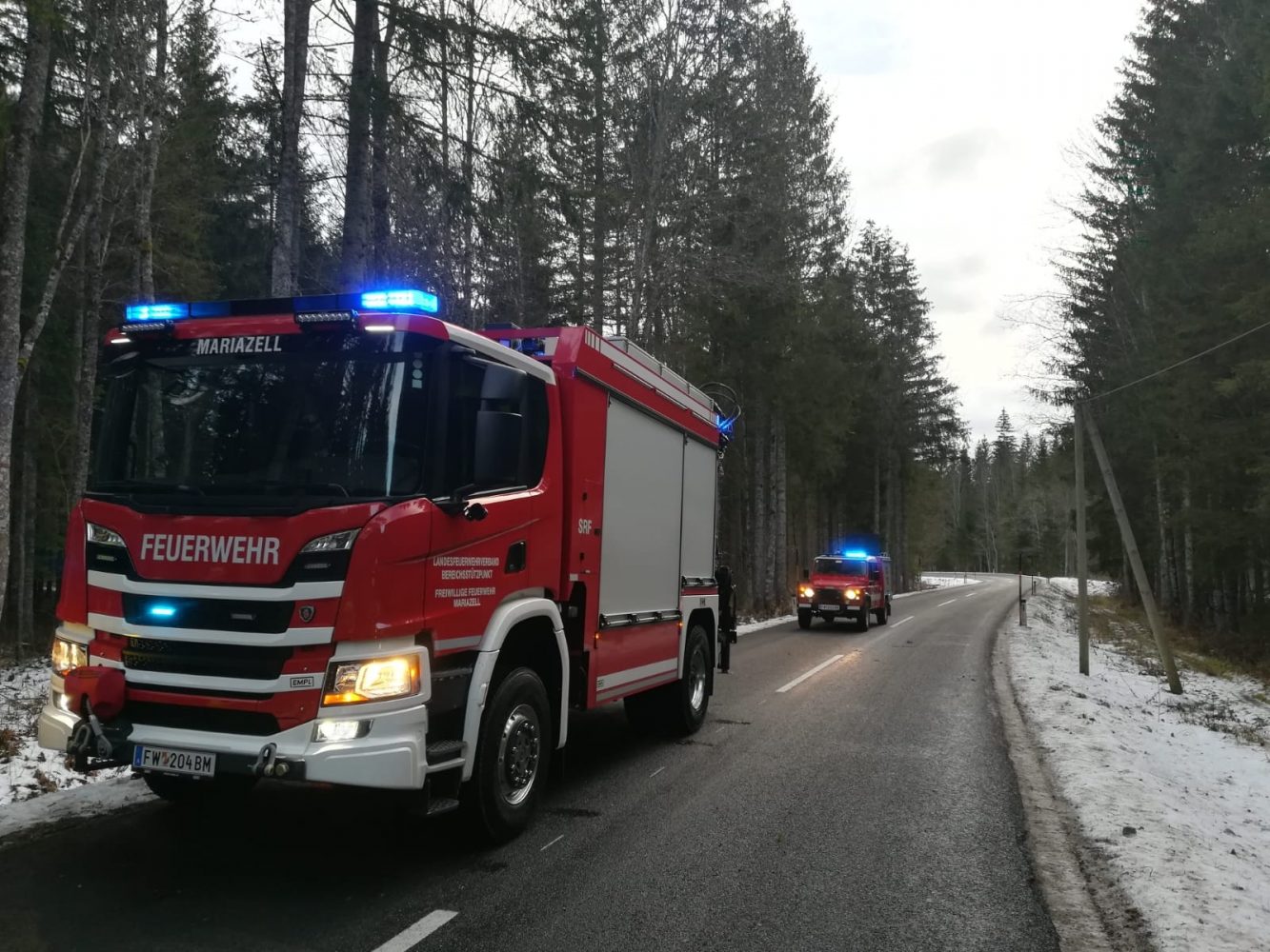 Zwei Einsatzfahrzeuge auf dem Weg zur Einsatzstelle