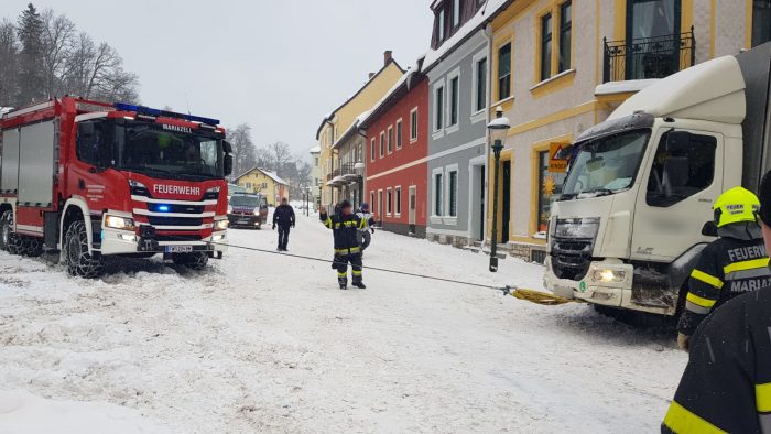 Lkw steht auf der Wiener Neustädter Straße