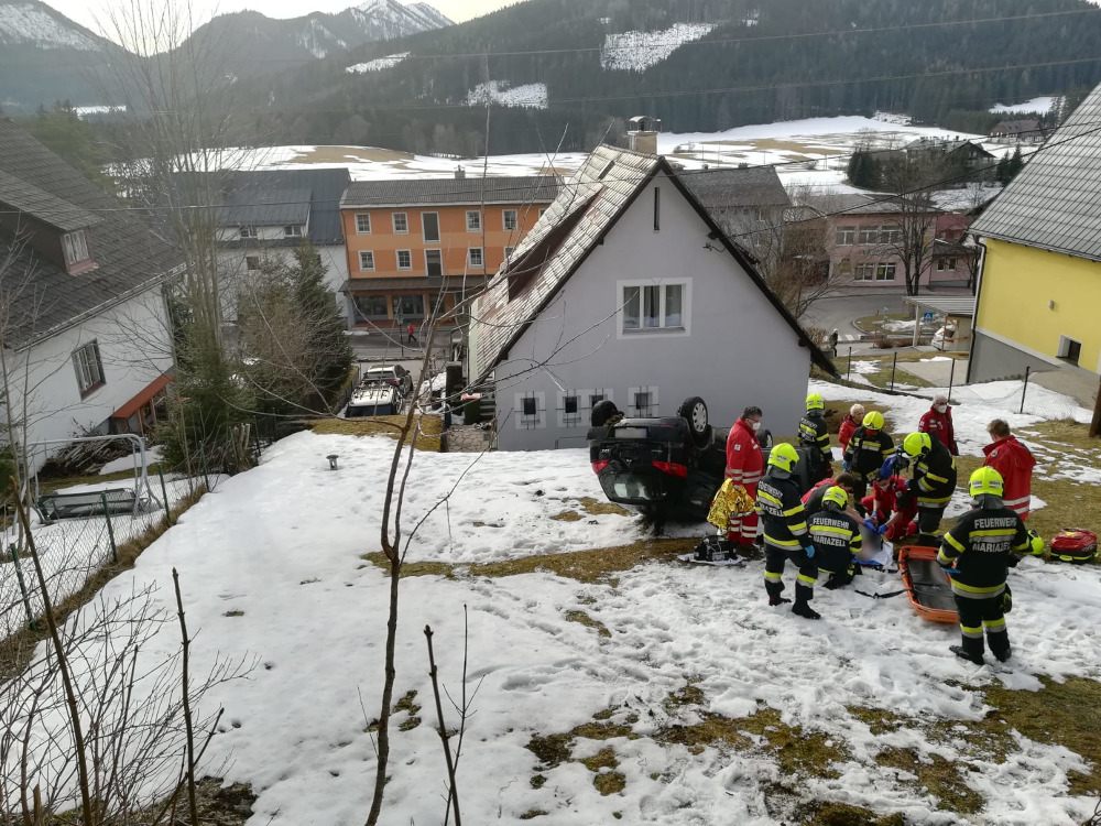 Feuerwehr und Rotes Kreuz Mariazellerland im Einsatz. Pkw liegt auf dem Dach. Patient wird notärztlich Erstversorgt.