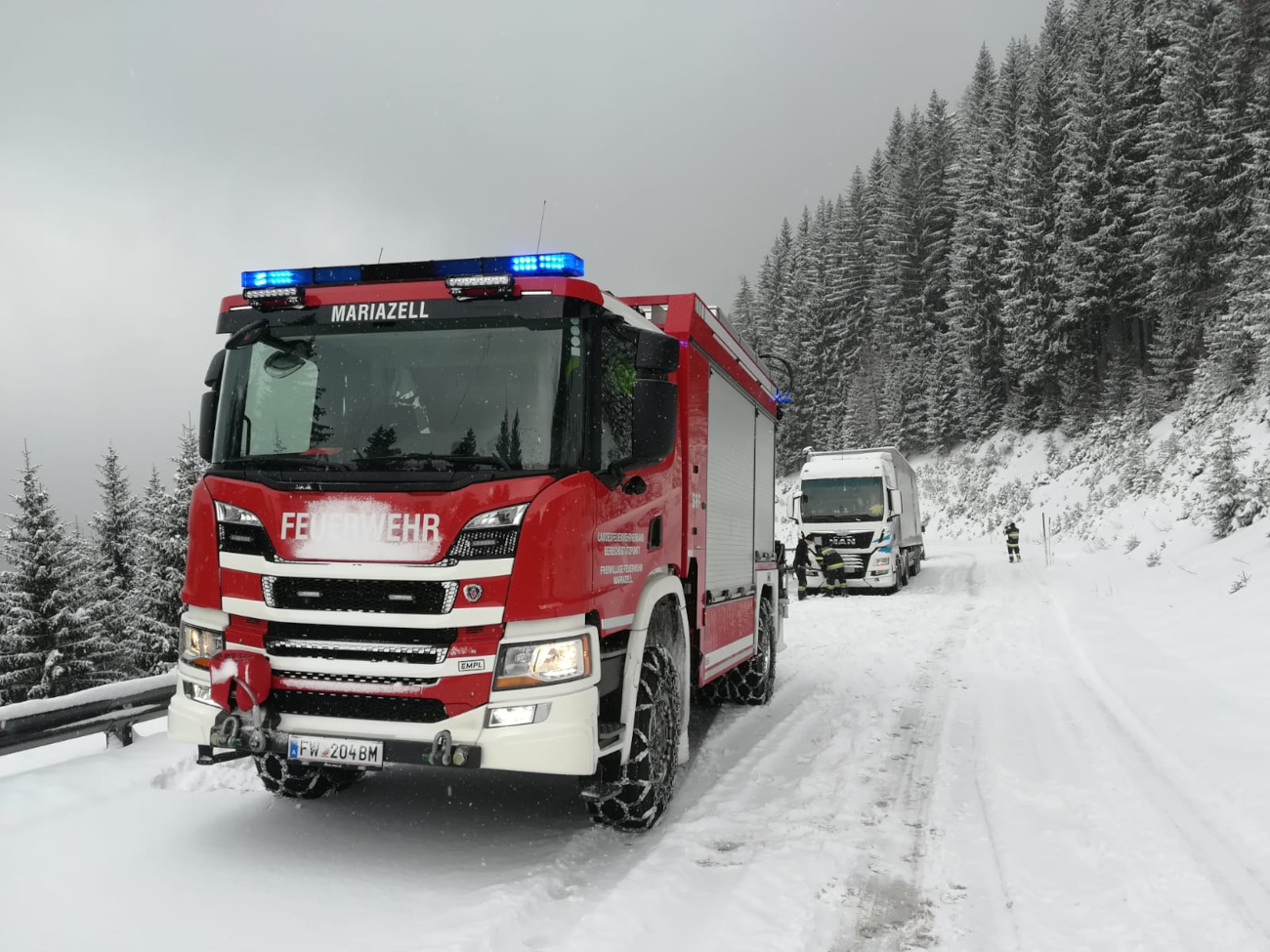 SRF steht vor dem Sattelschlepper am Niederalpl