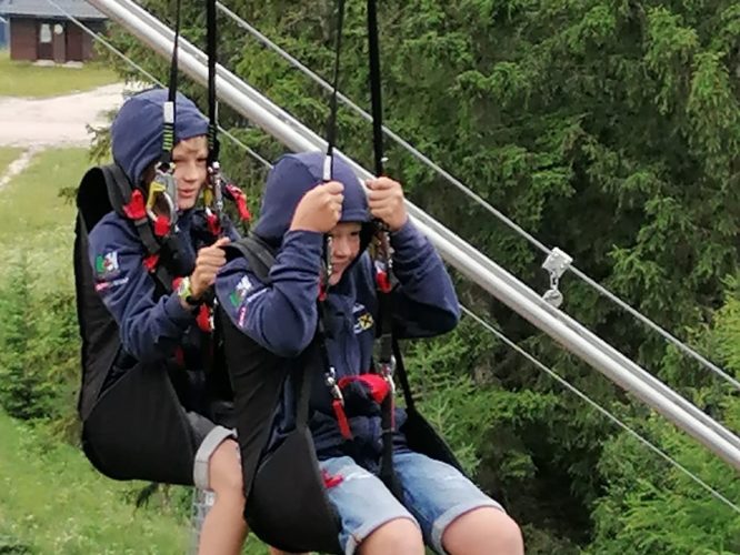 Zwei Jugendliche beim Hexenflug