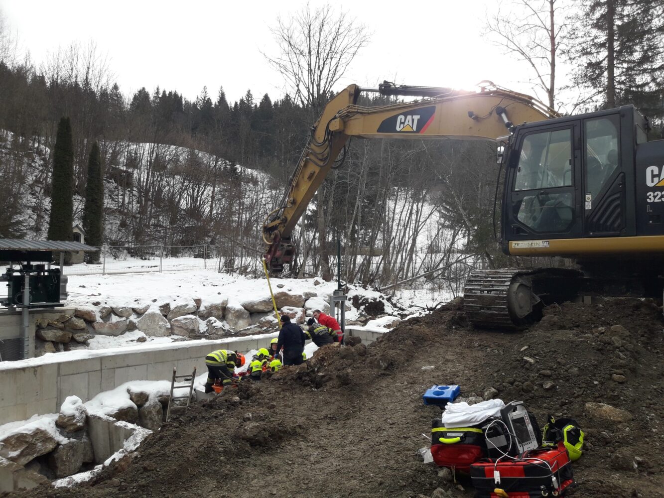 Neben einem Bagger sind die Rettungskräfte im Einsatz Fotocredit: FF Mariazell/Staberl M