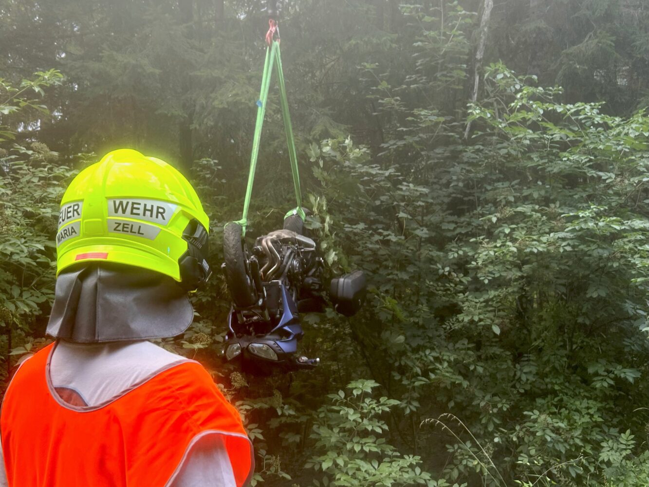 Motorrad auf Hebekran schwer beschädigt