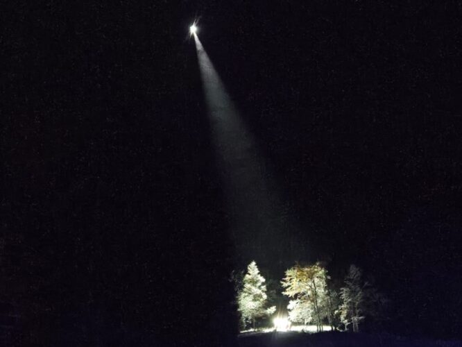 Leuchtkegel einer Feuerwehrdrohne